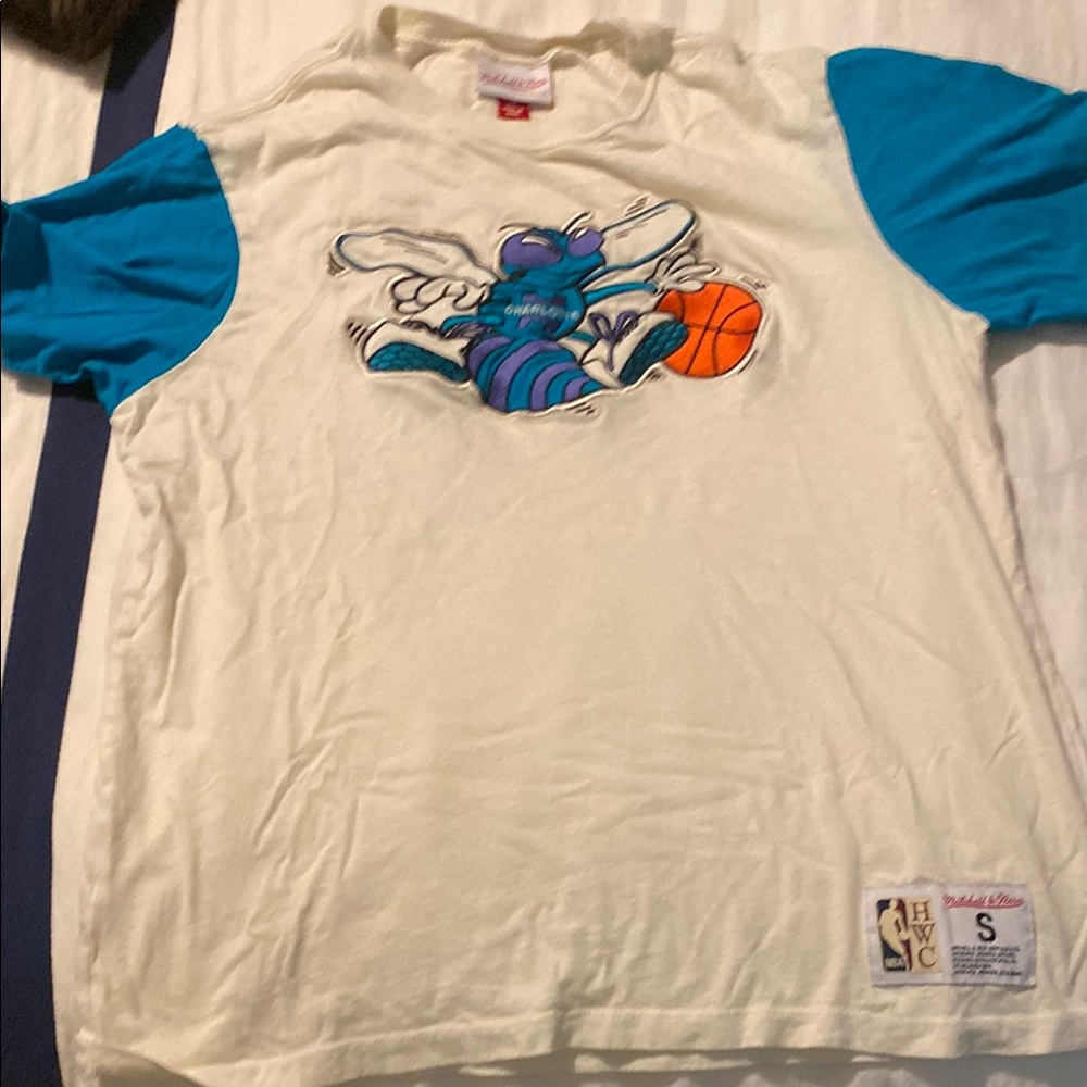 Vintage Mitchell & Ness Men’s Charlotte Hornets Cream and Blue T-Shirt